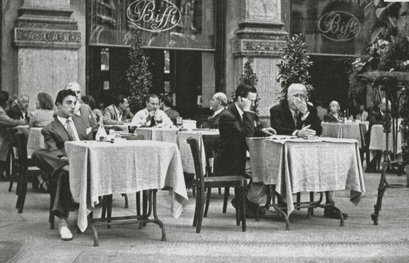 Das Ristorante Biffi in der Galleria Mailands, Bild in schwarz-weiß mit Gästen an den Tischen