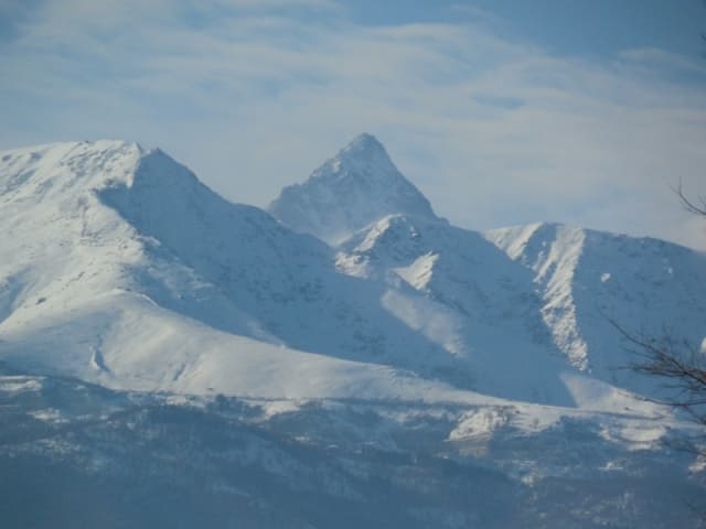 Verschneite Berggipfel der italienischen Alpen im Winter