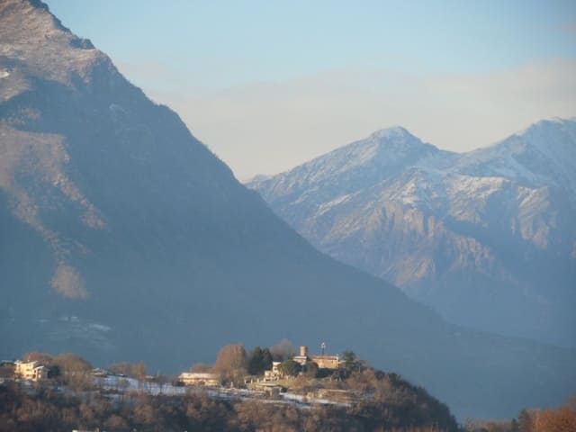 malerisch liegen viele italienische Dörfer im Winter auf Hügeln