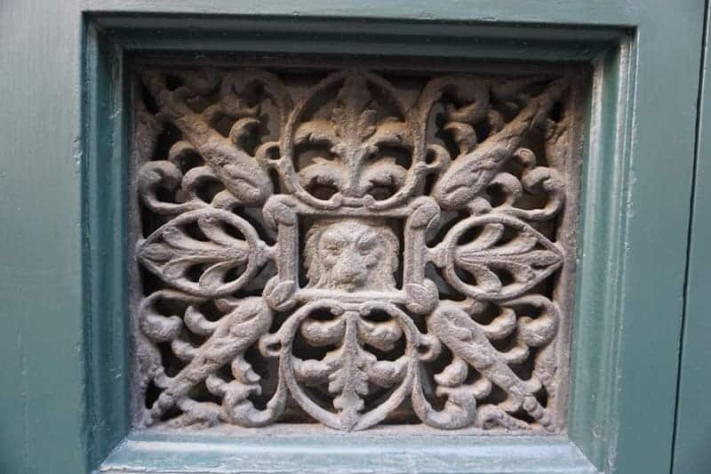 Verzierung in Keramik oder Ton einer Tür in Padua