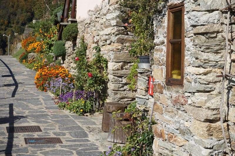 in Rossa sind viele Häuser mit üppigen Blumen geschmückt