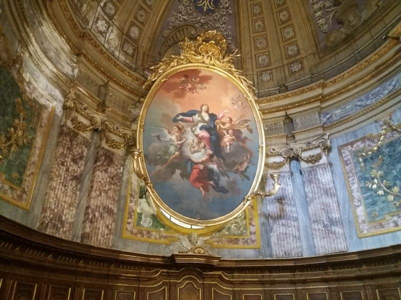 übergroßes Bild mit der Heiligen Jungfrau Maria im Hauptschiff