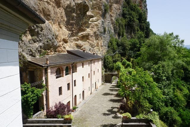 Das Gästehaus bietet eine spektakuläre Aussicht aufs Tal