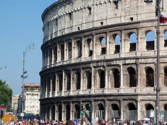 Das Kolosseum in Rom mit vielen Menschen