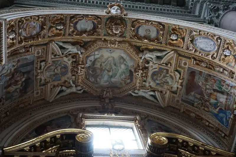 Seitenkapelle Cappella della Novità mit reich verzierter Decke