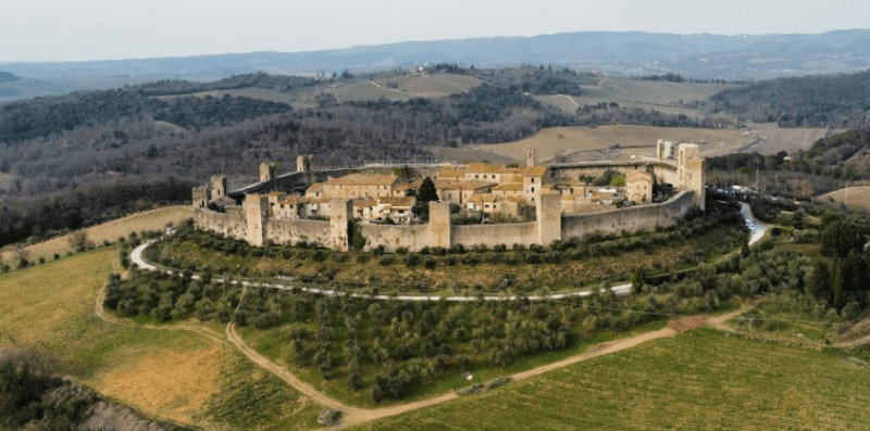 Monteriggioni mit seinen Wehrtürmen und der Stadtmauer